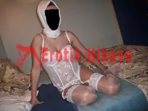 Kapalı Kadın Kendisi Kaşındı.